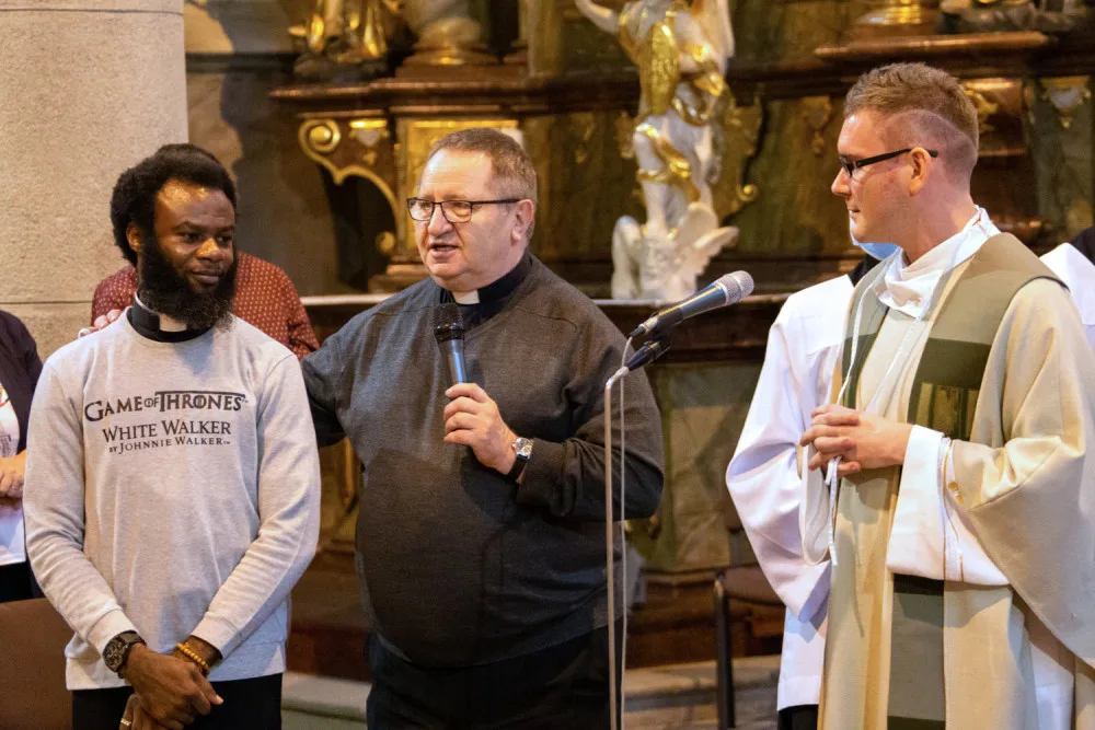 Římskokatolickou farnost v Klatovech posílí kněz z exotické Ghany, bude sbírat zkušenosti