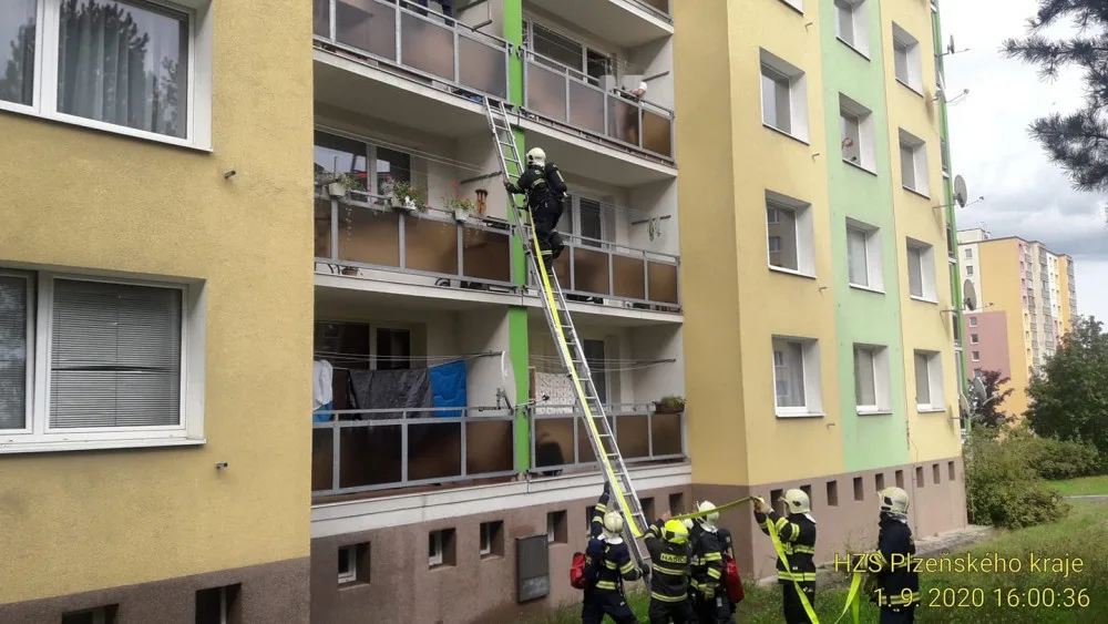 Hasiči se na balkon s hořícími předměty dostali pomocí nastavovacího žebříku