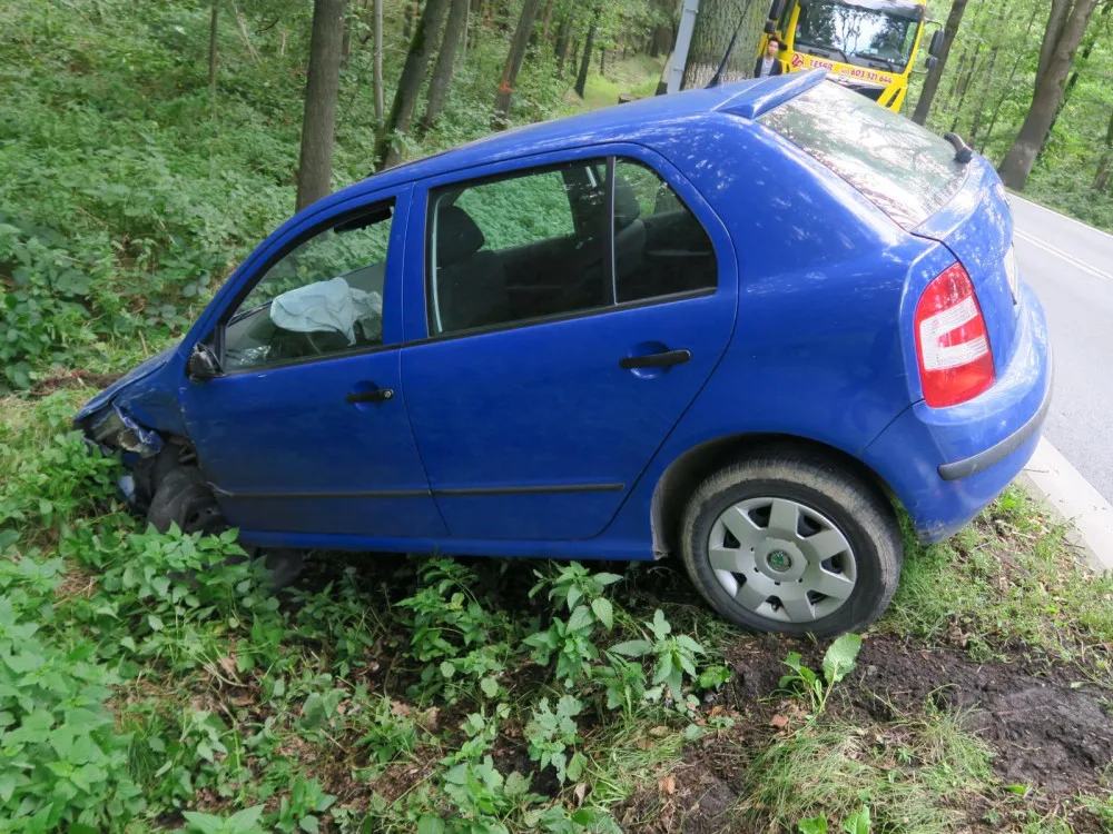 Mladá řidička kýchla za jízdy, přejela do protisměru a smetla protijedoucí auto do příkopu