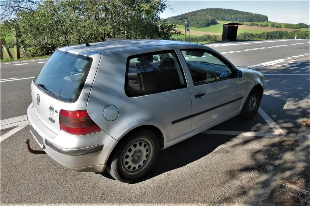 Seniorka zranila silničáře a od nehody ujela, po honičce ji zastavili jeho kolegové