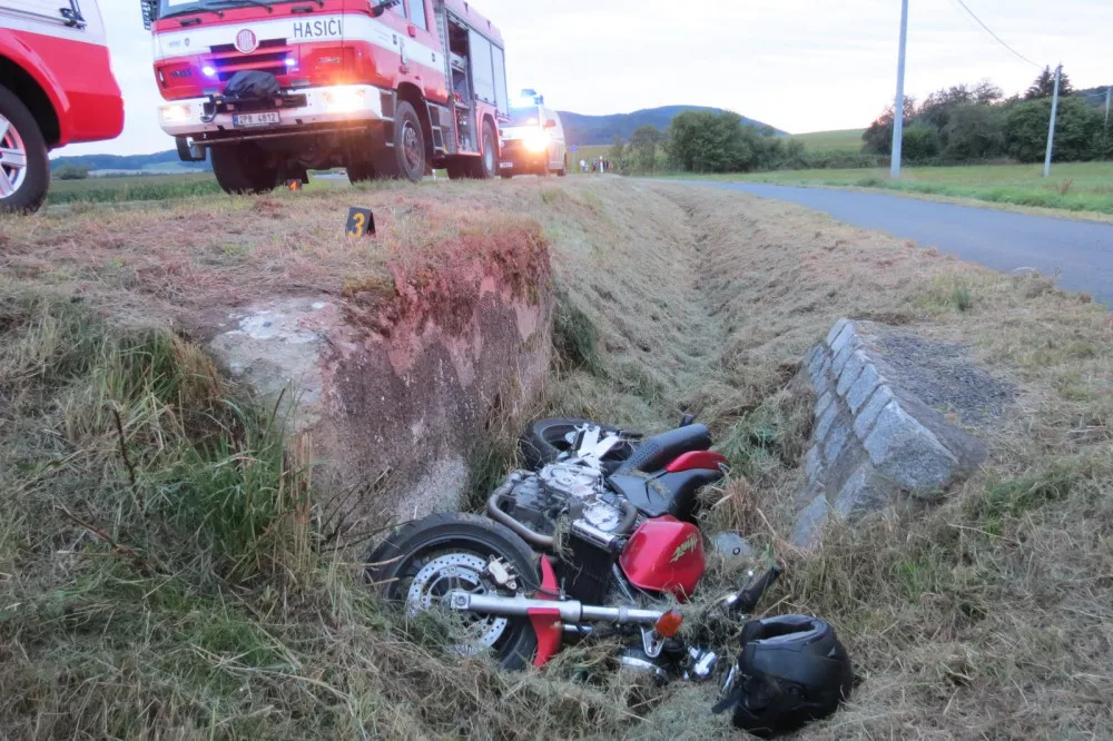 Motorka skončila v příkopu po nárazu do mostku, měla horký motor a zařazený kvalt
