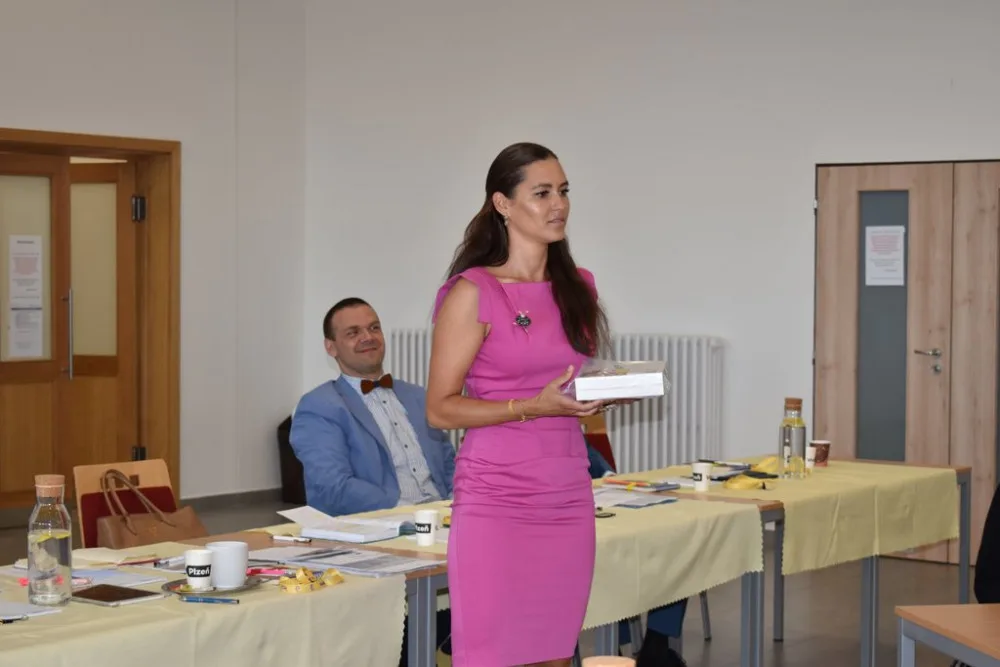 Hlasový překladač předávala učitelům radní města pro oblast školství Lucie Kantorová