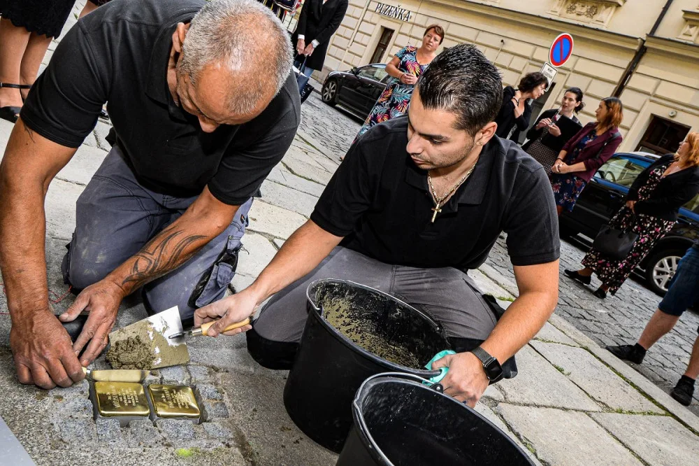 Kameny zmizelých připomínají 24 obětí holocaustu