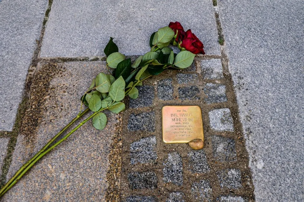 Kameny zmizelých připomínají 24 obětí holocaustu