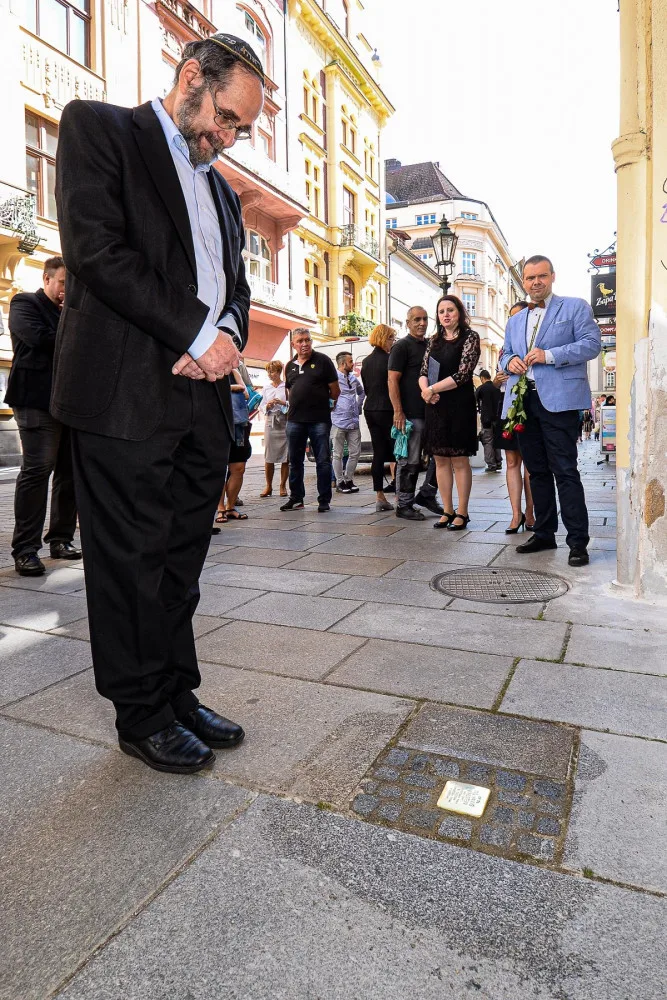 Kameny zmizelých připomínají 24 obětí holocaustu