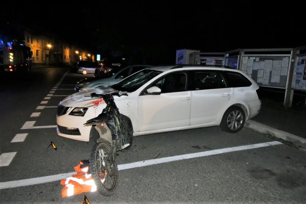Jezdec na elektrokole narazil do osobního automobilu