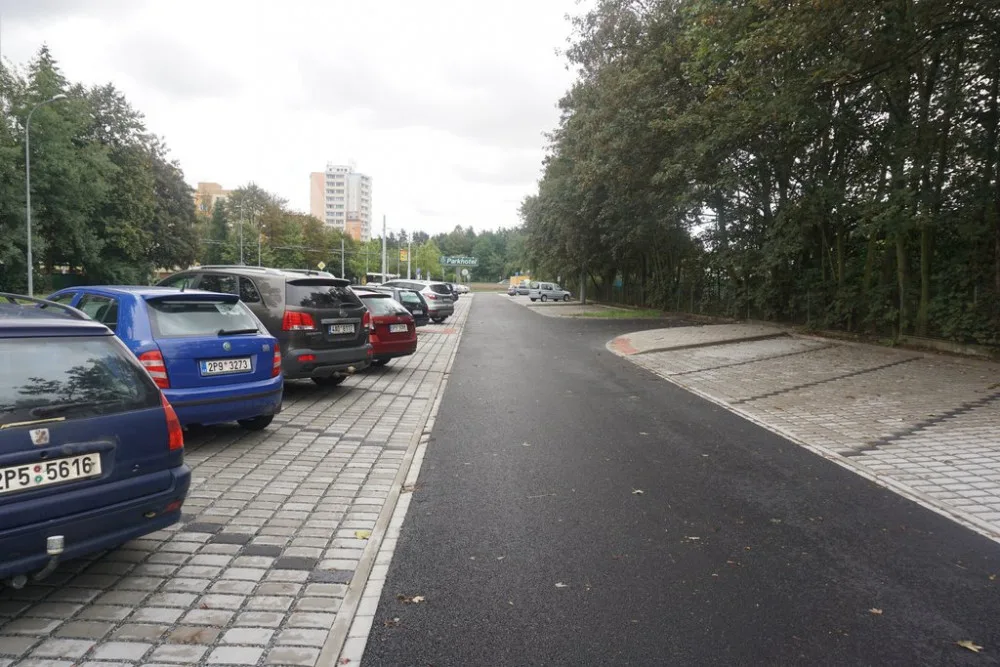 Podařilo se! V ulici U Borského parku je nové parkoviště, které vsakuje dešťovou vodu