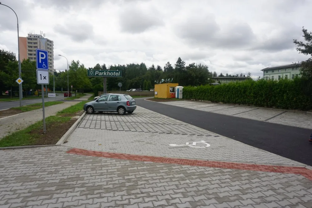 Podařilo se! V ulici U Borského parku je nové parkoviště, které vsakuje dešťovou vodu