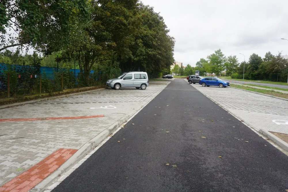 Podařilo se! V ulici U Borského parku je nové parkoviště, které vsakuje dešťovou vodu