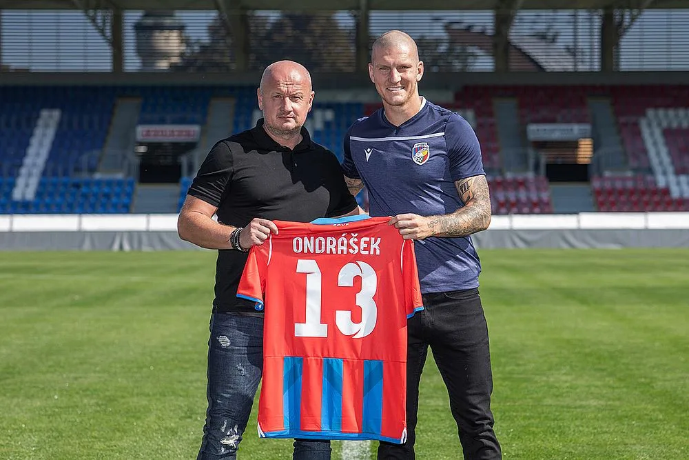 Zdeněk Ondrášek s generálním manažerem klubu Adolfem Šádkem a s novým dresem