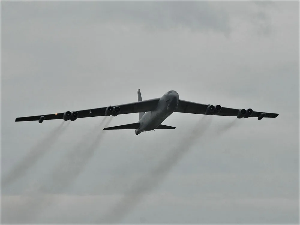Bombardér B-52 přeletí v sobotu i nad centrem Plzně