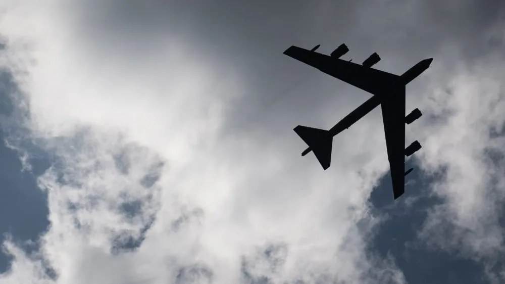 Obří bombardér B-52 čeká 30 hodin letu, přeletí speciálně i nad památníkem Díky, Ameriko!