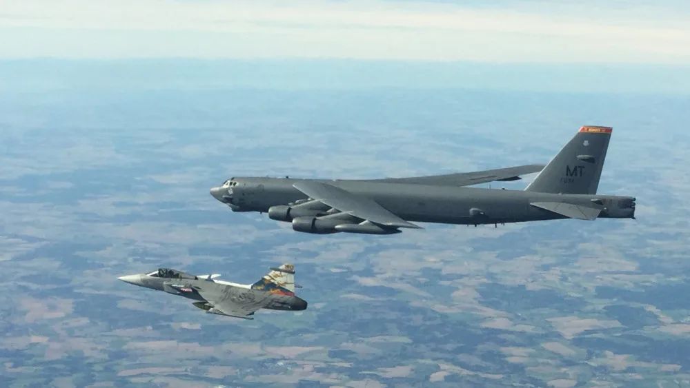 Obří bombardér B-52 čeká 30 hodin letu, přeletí speciálně i nad památníkem Díky, Ameriko!