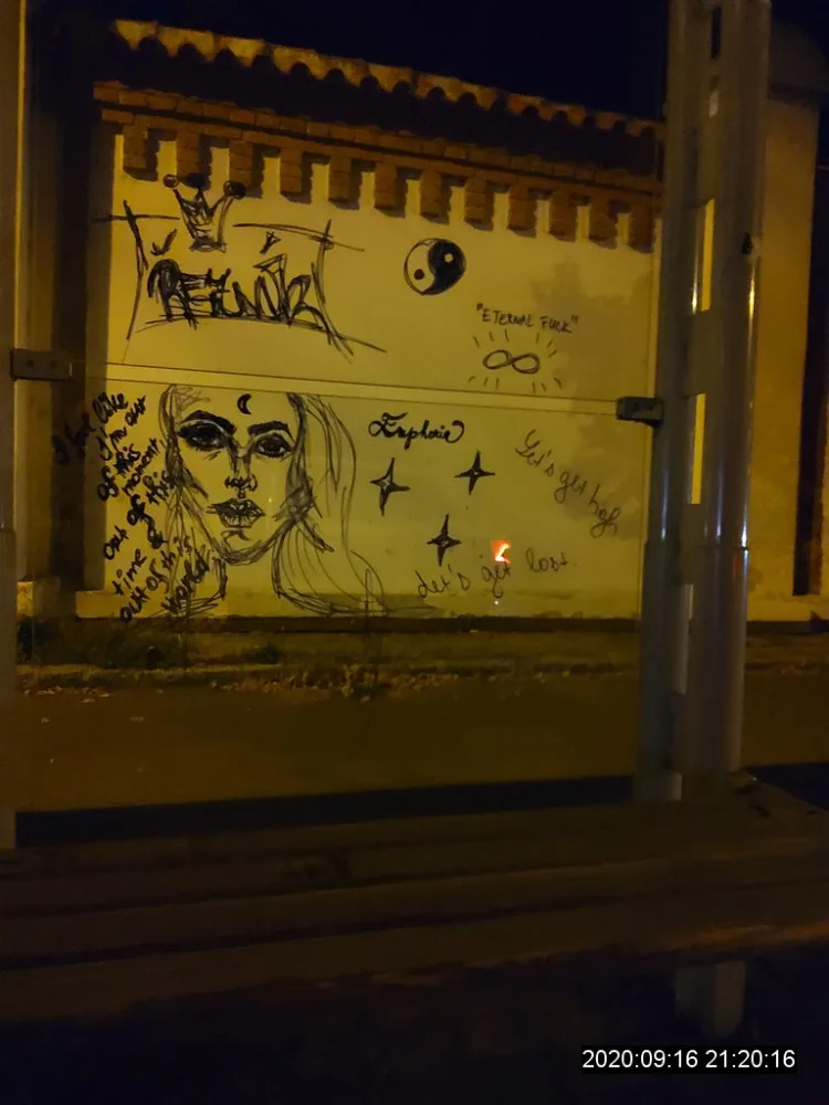 Přístřešek zastávky vyzdobila obrázky a nápisy