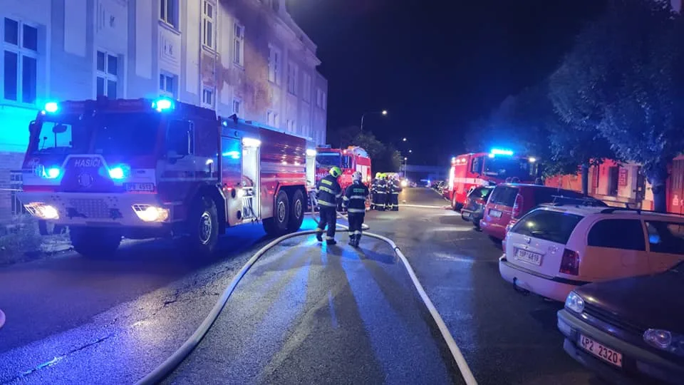 Hasiči likvidují rozsáhlý požár budovy v centru Plzně