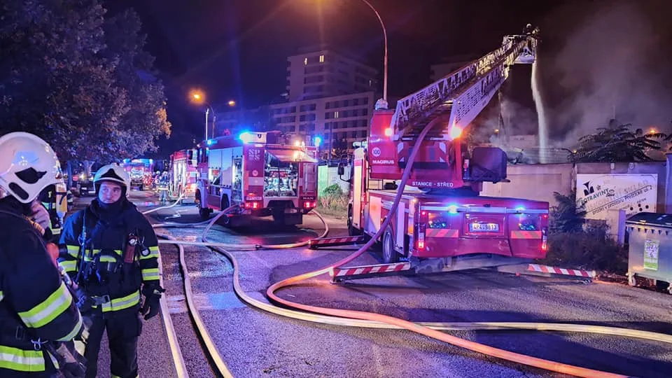 Hasiči likvidují rozsáhlý požár budovy v centru Plzně