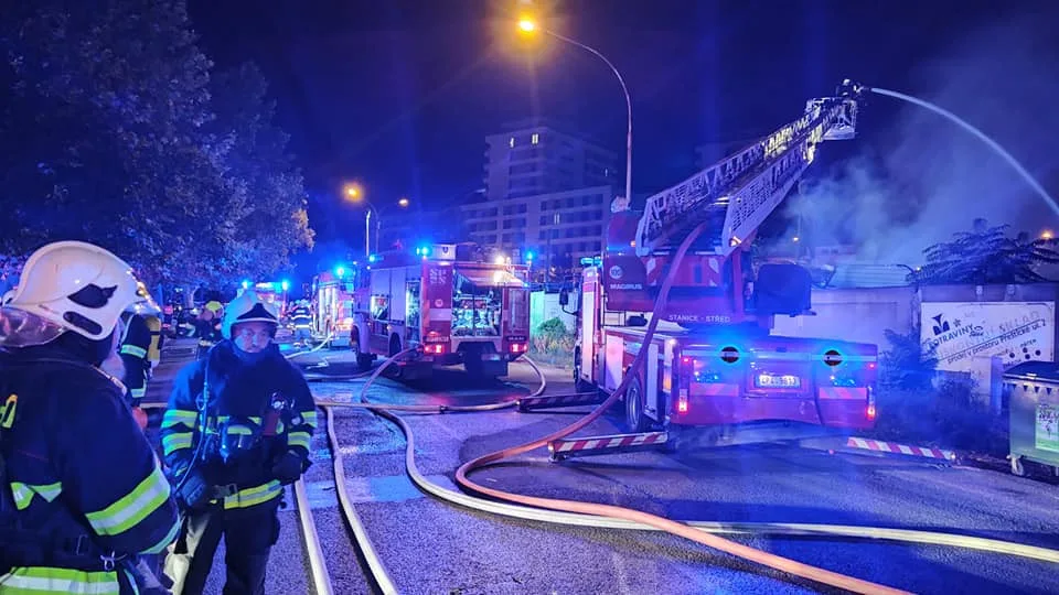 Experti pátrají po příčinách požáru skladiště v Přeštické ulici, areál je rejdištěm bezdomovců