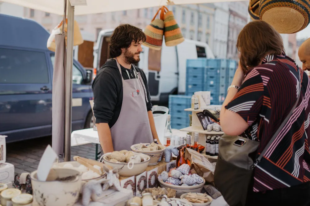 Tipy na sobotu? Poznejte první plzeňský Slow market a objevte kouzlo místních dvorků