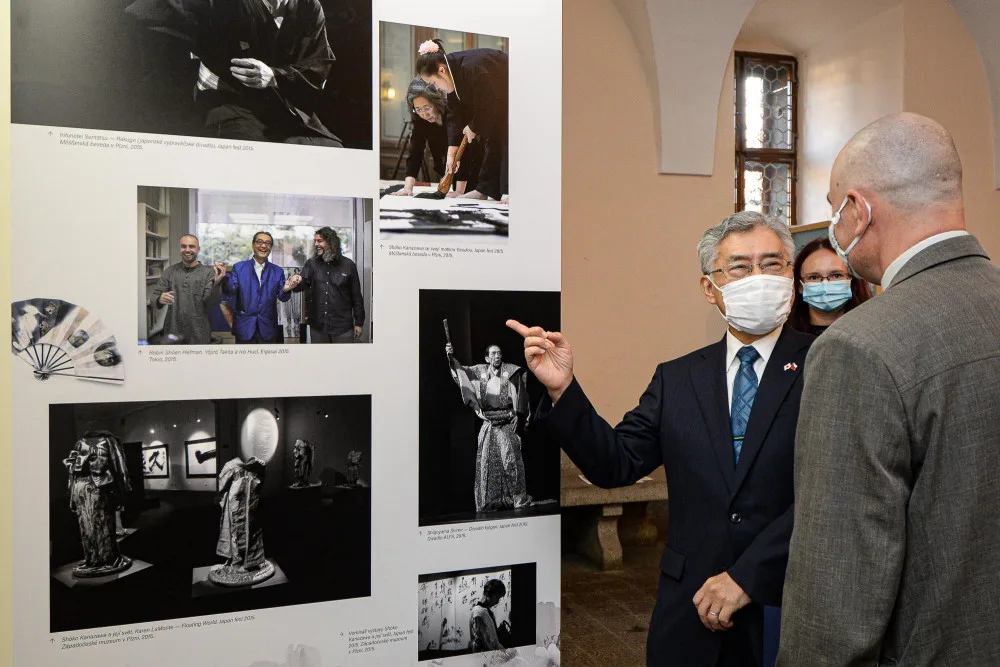 Japonský velvyslanec Kaoru Shimazaki na vernisáži výstavy v Galerii Jiřího Trnky