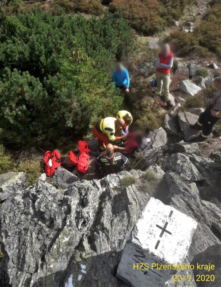 Německá turistka se poblíž Ostrého na Šumavě zřítila ze skály, zasahují čeští záchranáři