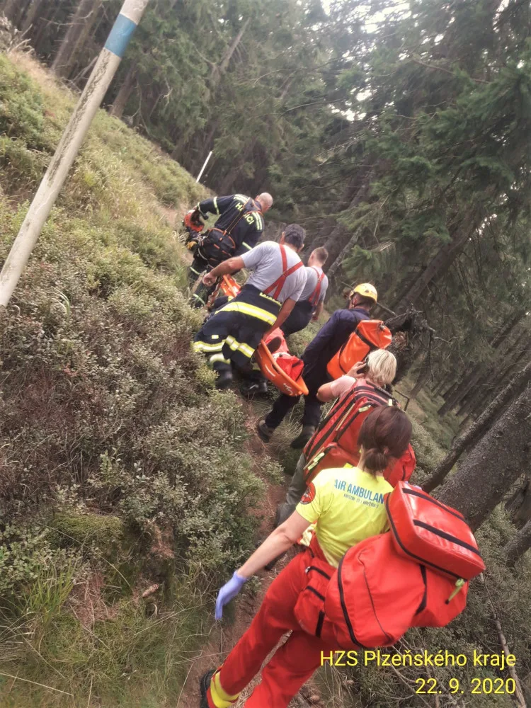 Německá turistka se poblíž Ostrého na Šumavě zřítila ze skály, zasahují čeští záchranáři
