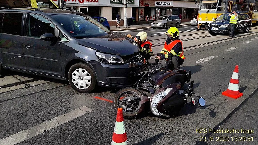 Motorkář se těžce zranil po střetu s osobákem na Chodském náměstí