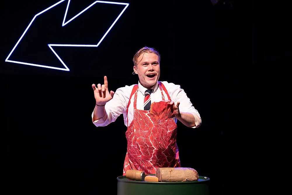 DJKT uvede v premiéře kontroverzní hru Dortel, inspirací se stal i frontmen skupiny Ortel