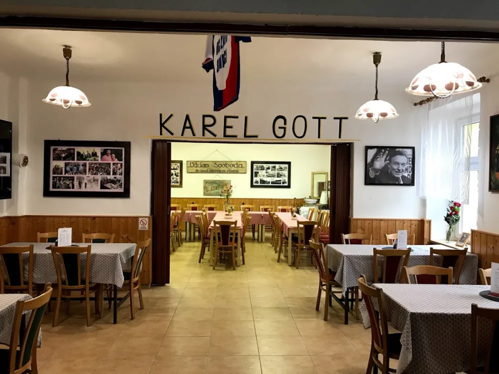 V Újezd u Svatého Kříže otevřeli vzpomínkovou místnost Karla Gotta