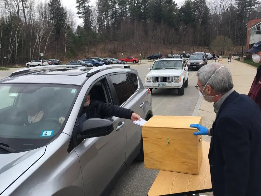 Takto podobně budou vypadat i u nás volby v drive-in volebních centrech