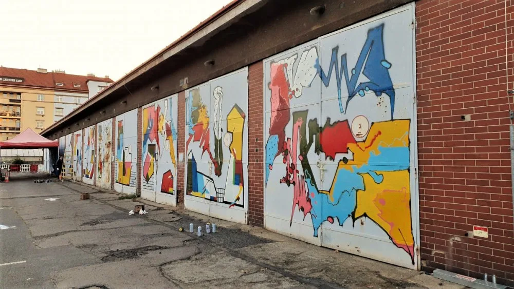Ponuré odběrové místo teď díky graffiti prokouklo