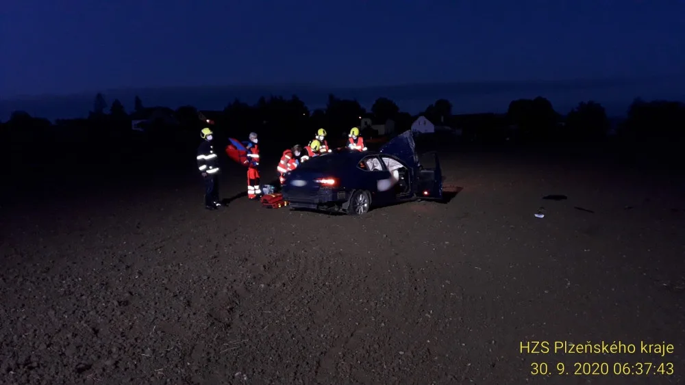Auto vyletělo při ranní nehodě ze silnice a zastavilo se až daleko v zoraném poli