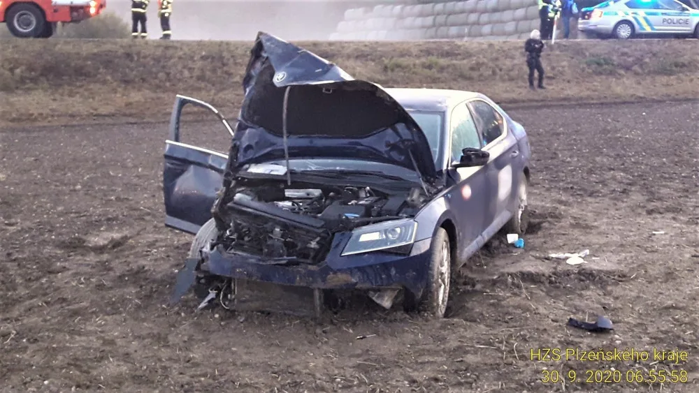 Auto vyletělo při ranní nehodě ze silnice a zastavilo se až daleko v zoraném poli