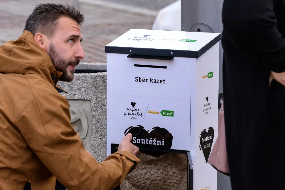 Projekt #spoluproplzen je v druhé půlce, lidé mohou vhazovat vyplněné karty do schránky