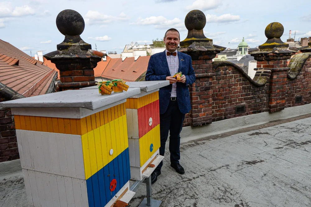 Primátor Martin Baxa je na včelí úly na střeše budovy magistrátu náležitě hrdý