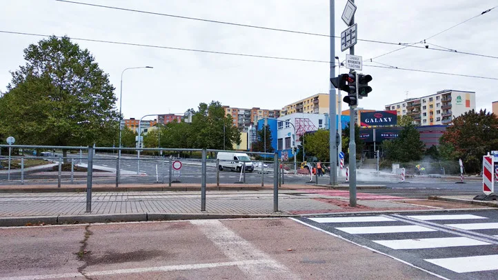 Opravená Studentská ulice těsně před obnovením provozu