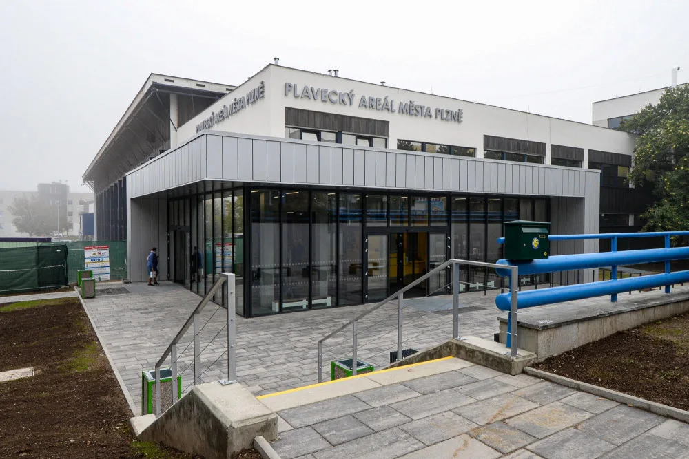 Skončila další etapa rekonstrukce bazénu na Slovanech, návštěvníky čeká větší komfort