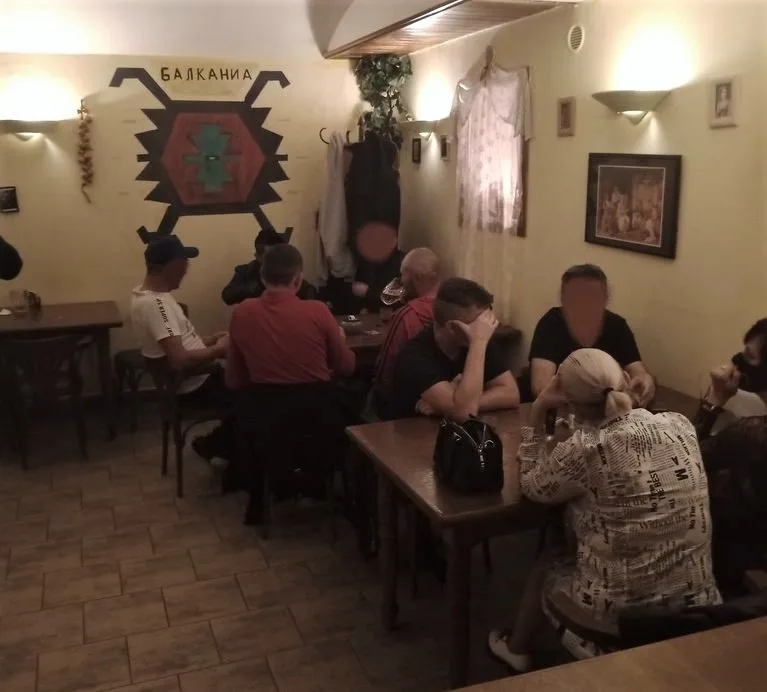 Když přijela městská policie ho restaurace, popíjelo uvnitř 20 osob