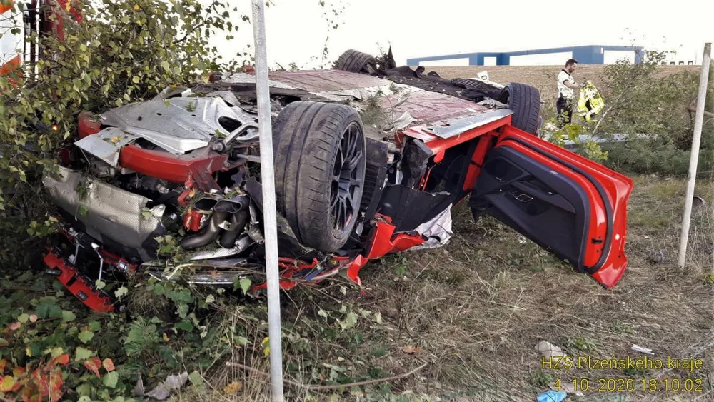 Sportovní AUDI ve vysoké rychlosti vyletělo z dálnice a zdemolovalo se o svodidla