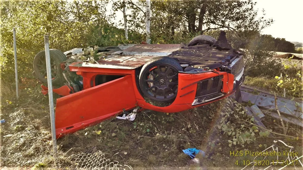 Sportovní AUDI ve vysoké rychlosti vyletělo z dálnice a zdemolovalo se o svodidla