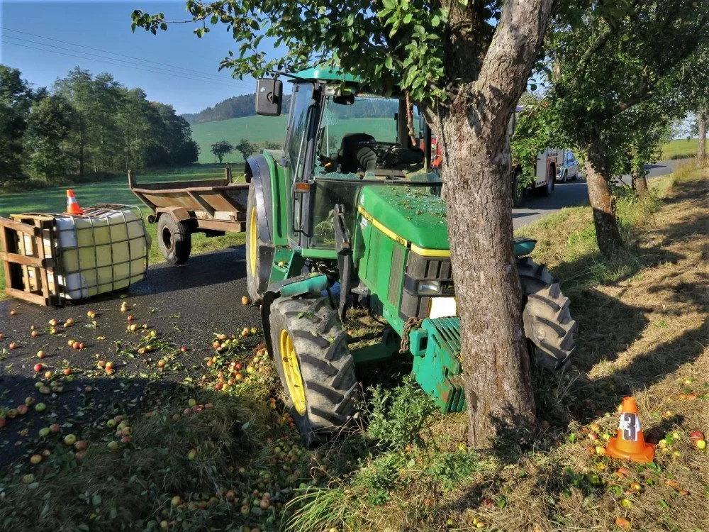 Traktor se na úzké vozovce vyhýbal jinému vozidlu a skončilo to nárazem do jabloně