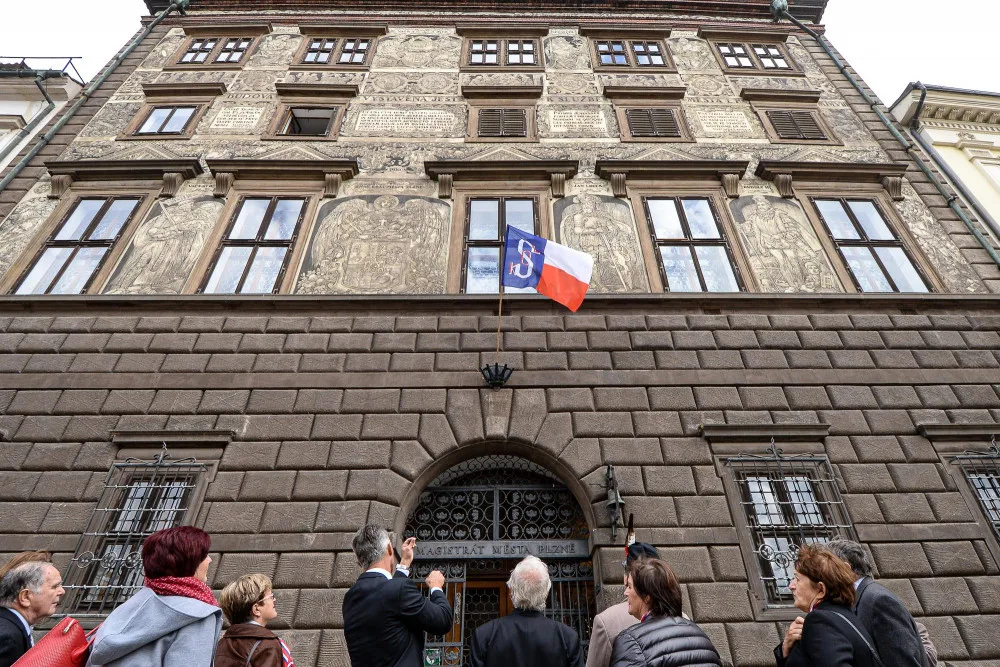 Na budově plzeňského magistrátu zavlála sokolská vlajka