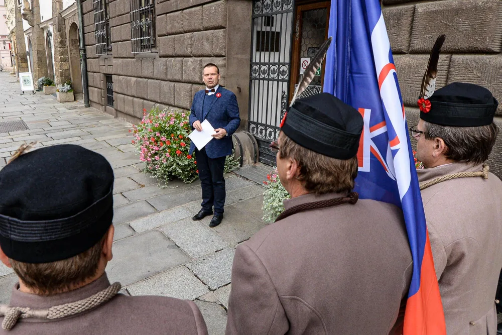 Vzpomínáme na statečné členy Sokola, magistrát vyvěsil na jejich počest sokolskou vlajku
