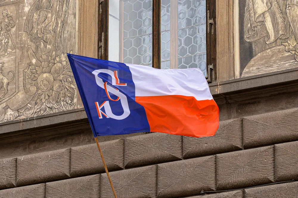 Vzpomínáme na statečné členy Sokola, magistrát vyvěsil na jejich počest sokolskou vlajku