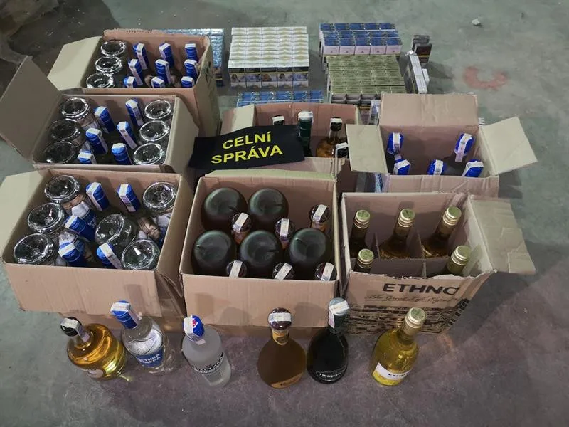 Služební pes celníků našel v bulharské dodávce úkryt s nekolkovanými cigaretami a alkoholem