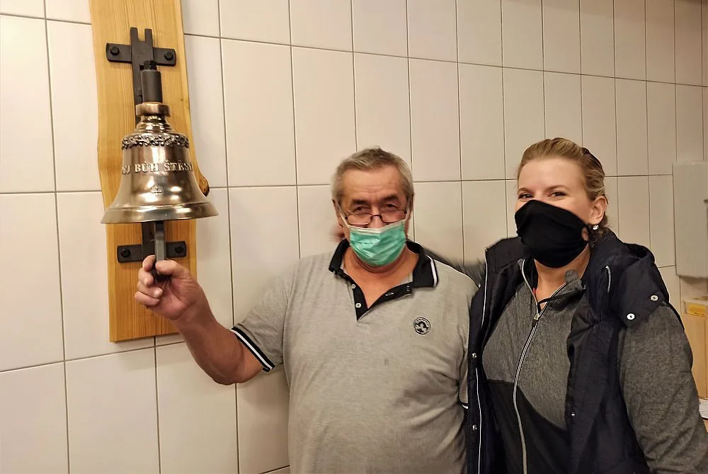 Sládci Bohuslav Hlavsa a Jana Müllerová při prvním zvonění, domažlický starosta Zdeněk Novák při prvním zvonění