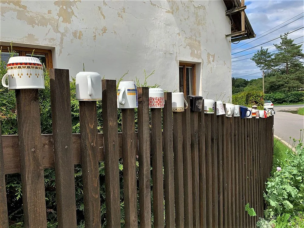 Unikátní plot na Plzeňsku zdobí 200 hrnků, občas nějaký zmizí, ale další se zase objeví