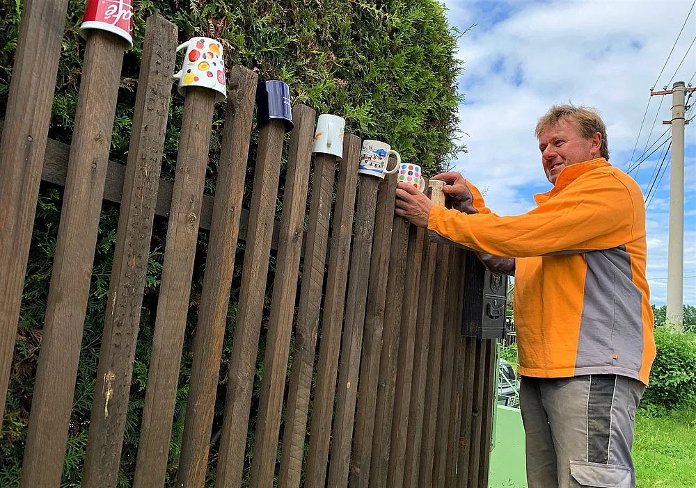 Unikátní plot na Plzeňsku zdobí 200 hrnků, občas nějaký zmizí, ale další se zase objeví