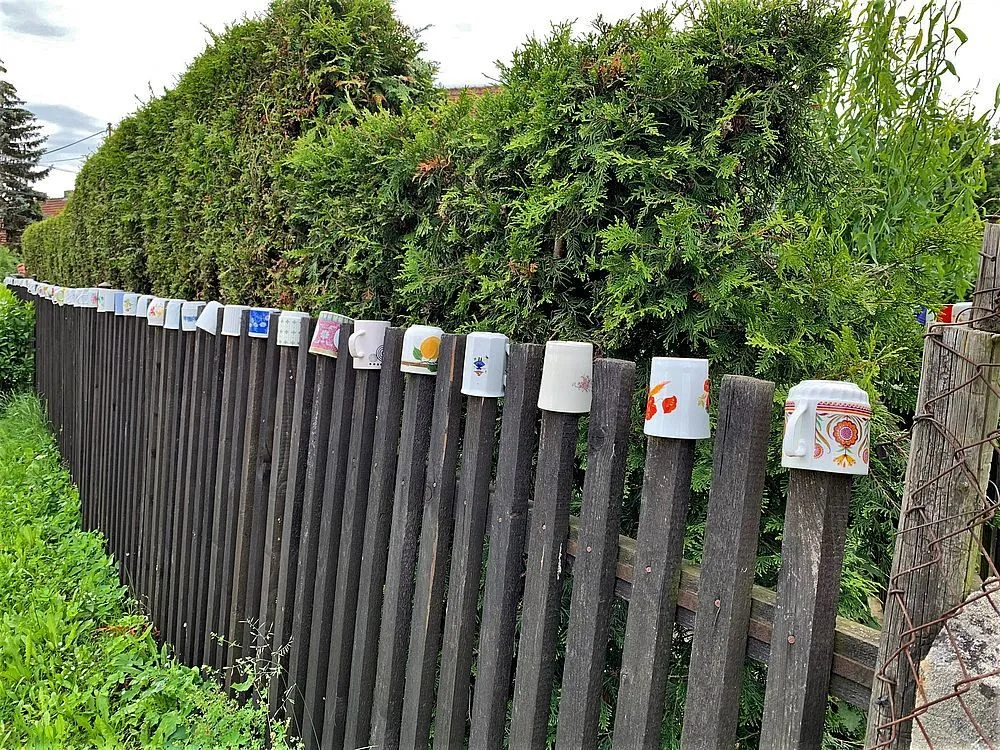 Unikátní plot na Plzeňsku zdobí 200 hrnků, občas nějaký zmizí, ale další se zase objeví