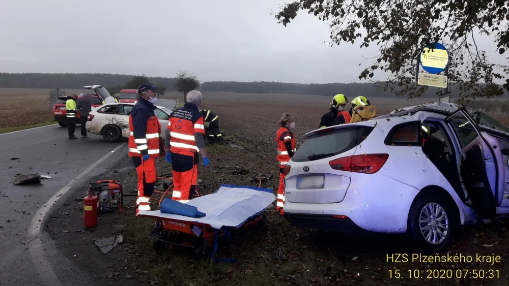 U Žichlic se ráno střetly dva osobní automobily