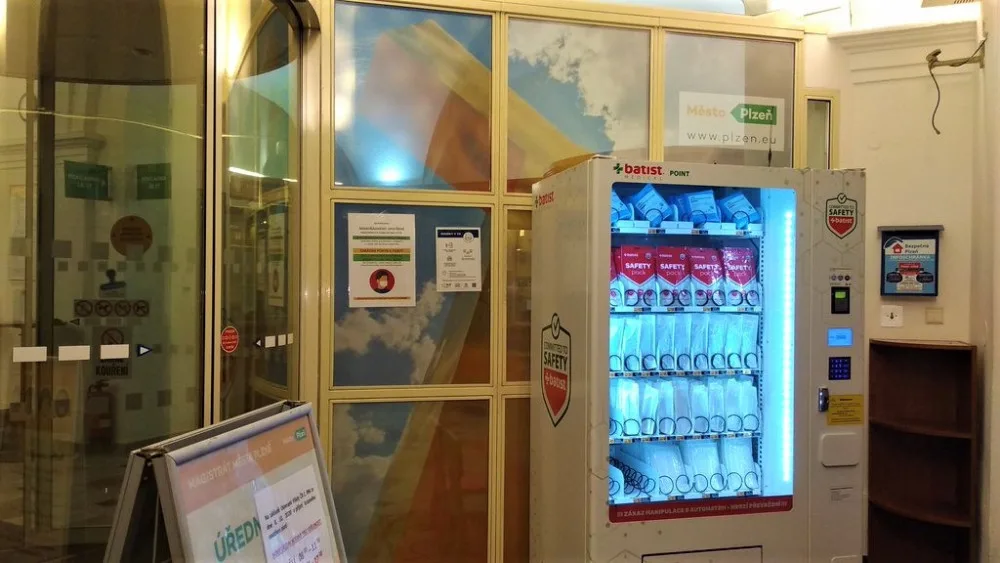 Tento automat na ochranné pomůcky najdete na náměstí Republiky 16, kde sídlí agenda občanských průkazů a cestovních dokladů